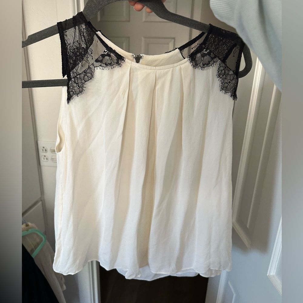 Alice + Olivia loretta top lace shoulder